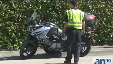 americateve | Un dramático accidente ocurrido esta mañana en la calle 61 y Palm Avenue de Hialeah, dejó a un motociclista seriamente herido y a un anciano muy asustado.