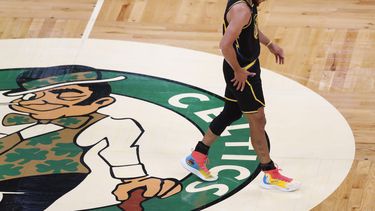 Curry queda renqueante, tras derrota de Warriors