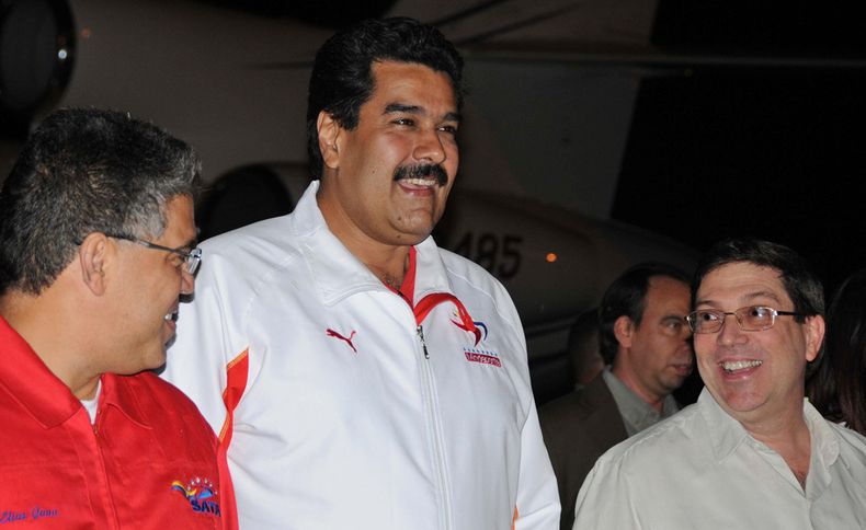 Cuba, junto a los demás miembros de la Alianza Bolivariana, se reunen hoy en Caracas, para tratar con el gobierno de Maduro las formas de fortalecer el diálogo con la oposición. En la foto (Archivo) Nicolás Maduro (c), es recibido por el canciller cubano,