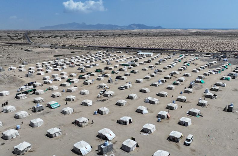 Una vista aérea muestra hileras de tiendas para yemeníes desplazados en el campamento de Al-Fardous en Ras Imran, a las afueras de Adén, en Yemen, el domingo 25 de octubre de 2026.(AP Foto/Abdulnasser Alseddik)