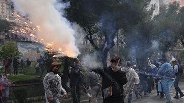 Maestros y policías chocan en jornada de protesta en Bolivia