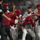 Los Angelinos de Los Ángeles felicitan a Taylor Ward, tras vencer a los Astros de Houston en 10 innings, el sábado 15 de julio de 2023 (AP Foto/Ryan Sun)