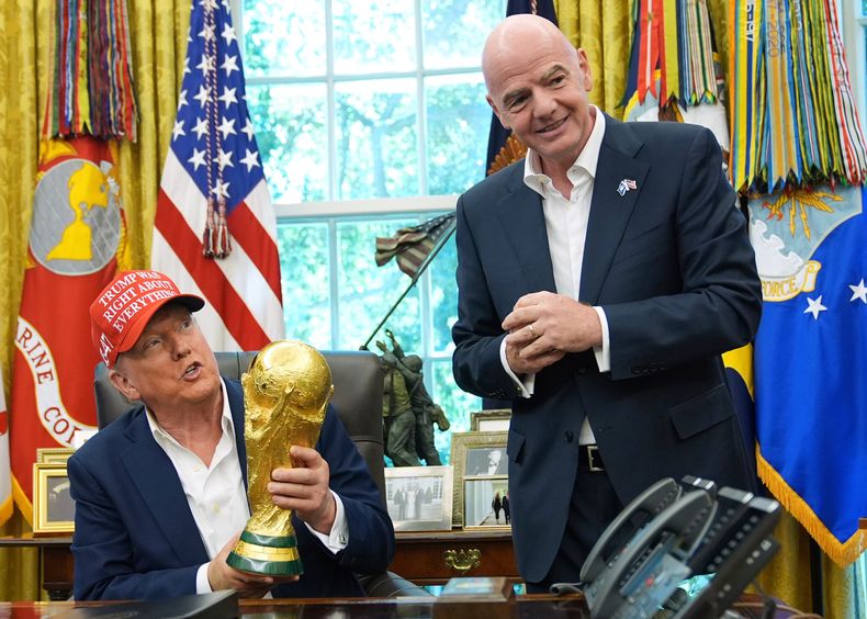 ARCHIVO - El presidente Donald Trump sostiene la Copa Mundial de la FIFA junto al presidente de ese organismo Gianni Infantino, el 22 de agosto de 2025 en la Casa Blanca (AP Foto/Jacquelyn Martin, archivo)