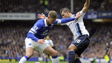 americateve | El jugador argentino de Manchester City, Sergio Ag&uuml;ero, derecha, disputa un bal&oacute;n en un partido contra Everton el s&aacute;bado, 3 de mayo de 2014, en Liverpool. (AP Photo/Clint Hughes)