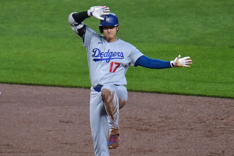 Shohei Ohtani, de los Dodgers de Los Ángeles, celebra en la segunda base tras impulsar una carrera con un doblete ante el lanzador de los Piratas de Pittsburgh, Wilber Dotel, durante la séptima entrada de un partido de béisbol en Pittsburgh, el martes 9 de junio de 2026. (Foto AP/Gene J. Puskar)