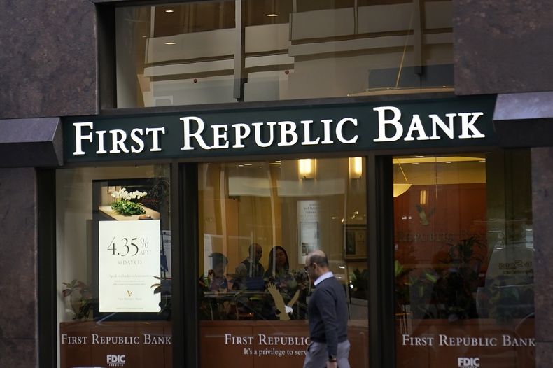 ARCHIVO - Un peatón pasa ante una oficina de First Republic Bank en San Francisco el 26 de abril de 2023. (AP Foto/Jeff Chiu, Archivo)