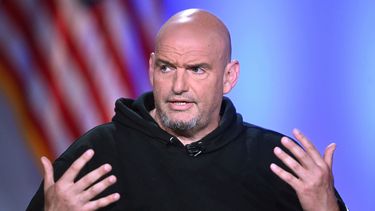 El senador demócrata por Pensilvania John Fetterman en un debate en Boston el 2 de junio del 2025. (AP foto/Steven Senne)
