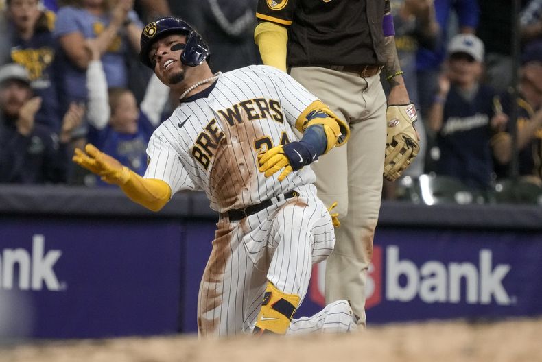 El venezolano William Contreras, de los Cerveceros de Milwaukee, celebra tras pegar un batazo de dos carreras en el juego ante los Padres, de San Diego, el sábado 26 de agosto de 2023 (AP Foto/Morry Gash)