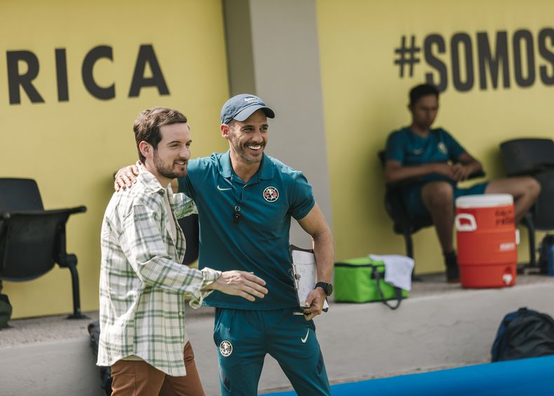 En esta imagen proporcionada por ViX, Jesús Zavala, izquierda, y Erick Elias en una escena de Quiero tu vida. (ViX vía AP)
