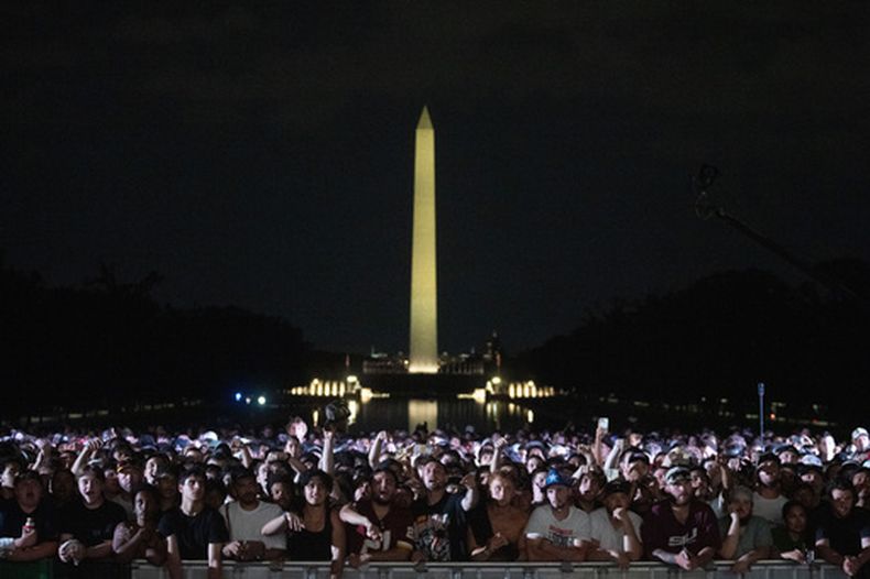 Los miembros de la audiencia vitorean y abuchean durante una conferencia de prensa de la UFC en el Monumento a Lincoln, antes de la pelea del domingo en el Jardín Sur de la Casa Blanca, el viernes 12 de junio de 2026, en Washington. (Foto AP/Allison Robbert)