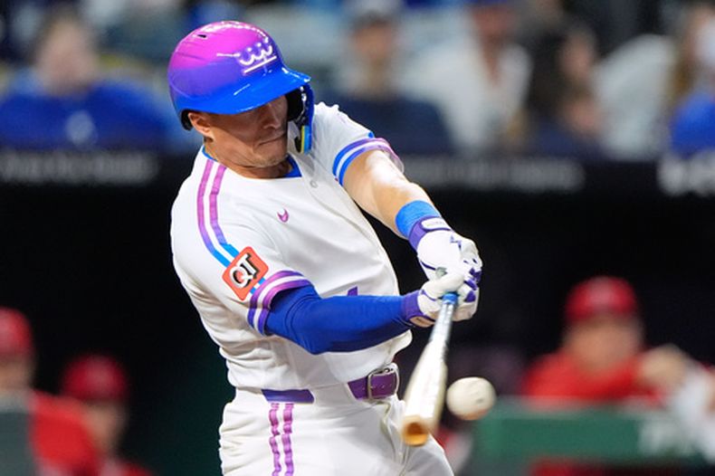 Isaac Collins, de los Reales de Kansas City, conecta un sencillo productor durante la octava entrada del juego de béisbol de Grandes Ligas contra los Angelinos de Los Ángeles, el viernes 24 de abril de 2026, en Kansas City, Misouri. (AP Foto/Charlie Riedel)