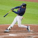 Jarren Duran de los Medias Rojas de Boston conecta un gran slam frente al lanzador de los Orioles de Baltimore Kyle Bradish en el encuentro del martes 25 de abril del 2023. (AP Foto/Julio Cortez)