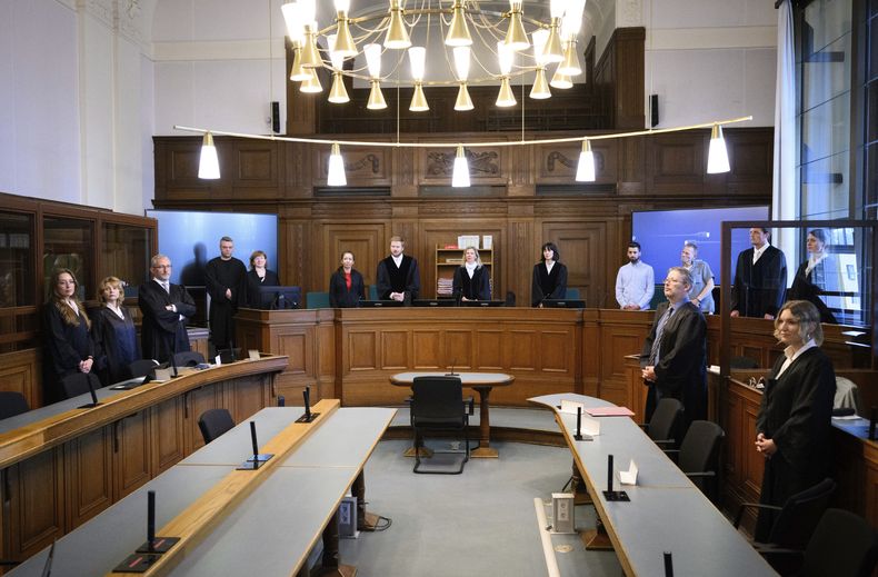 Desde la izquierda, los abogados defensores Klaudia Dawidowic, Ria Halbritter y Christoph Stoll, la jueza Sylvia Busch, centro, y el fiscal público Philipp Meyhöfer, segundo desde la derecha, en el juicio a un médico acusado de matar a 15 pacientes bajo cuidados paliativos, en la Corte Regional de Berlín, Alemania, el 14 de julio del 2025. (Bernd von Jutrczenka/dpa via AP)