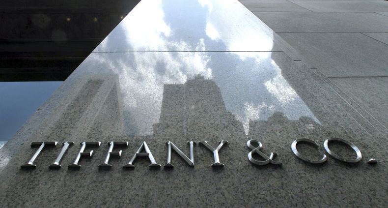ARCHIVO - Una imagen de archivo del exterior de la tienda insignia de Tiffany & Co. en la Quinta Avenida de Nueva York, el 26 de agosto de 2010. (AP Foto/Bebeto Matthews, archivo)