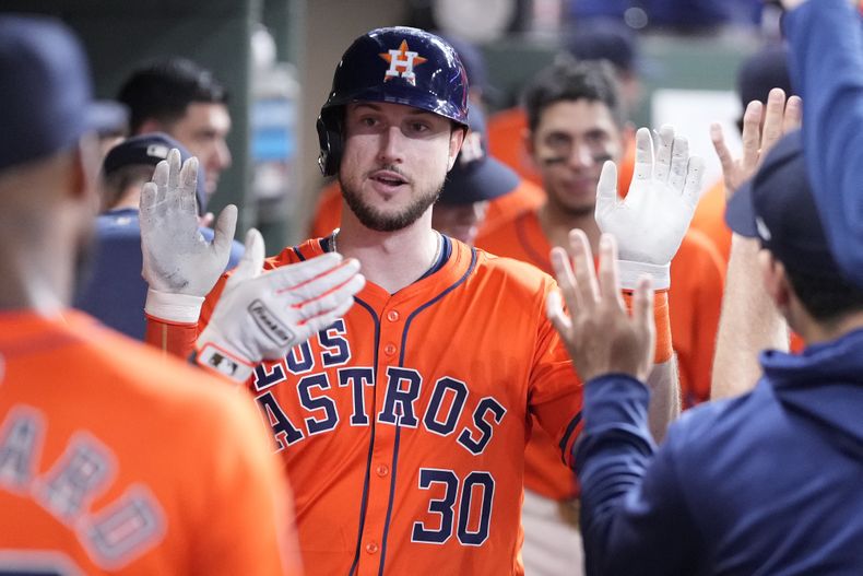 Kyle Tucker, de los Astros de Houston, festeja en la caseta luego de batear un jonrón ante los Angelinos de Los Ángeles, el viernes 20 de septiembre de 2024 (AP Foto/Kevin M. Cox)