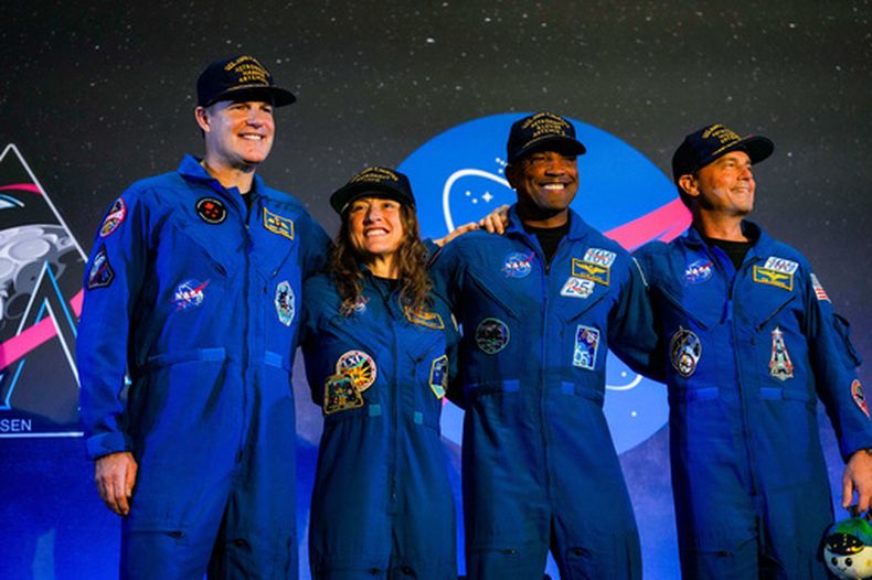 De izquierda a derecha, Jeremy Hansen, Christina Koch, Victor Glover y Reid Wiseman, la tripulación del Artemis II, durante una rueda de prensa tras su misión en órbita lunar, en Houston, el sábado 11 de abril de 2026. (Raquel Natalicchio/Houston Chronicle vía AP)