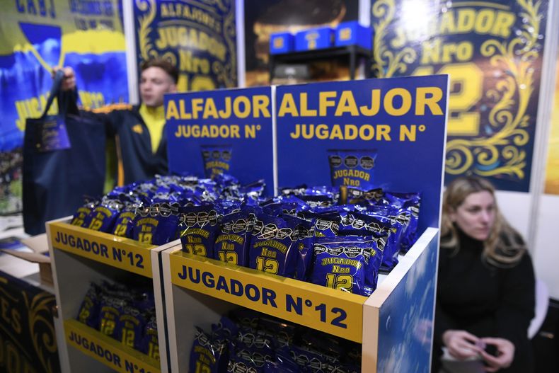 Alfajores -- el tradicional dulce argentino-- del club de fútbol Boca Juniors son mostrados para su venta durante el Mundial de Alfajores en Buenos Aires, Argentina, el viernes 15 de agosto de 2025. (AP Foto/Gustavo Garello)