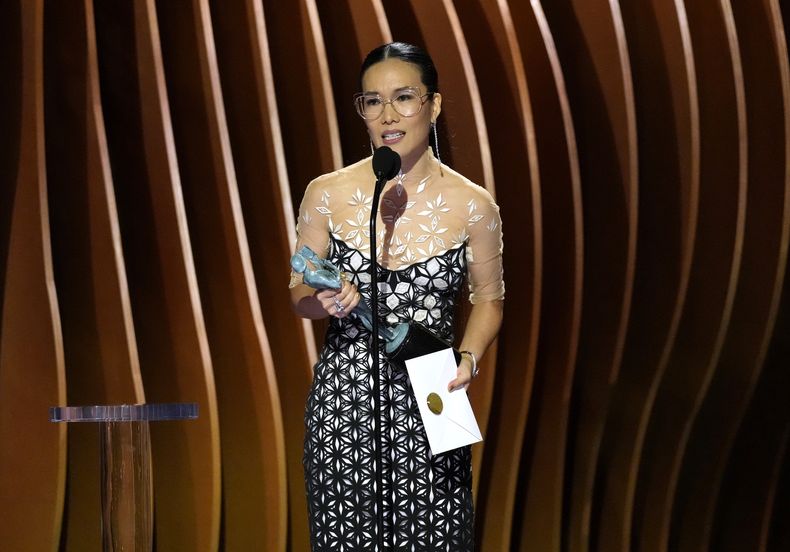 Ali Wong recibe el premio a mejor actriz en una película para televisión o serie limitada por Beef en la 30a entrega anual de los Premios SAG del Sindicato de Actores de la Pantalla el sábado 24 de febrero de 2024 en el Shrine Auditorium en Los Ángeles. (Foto AP/Chris Pizzello)