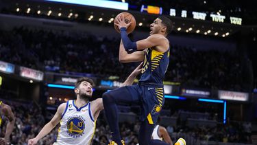 Pacers superan a los Warriors; Curry se lesiona