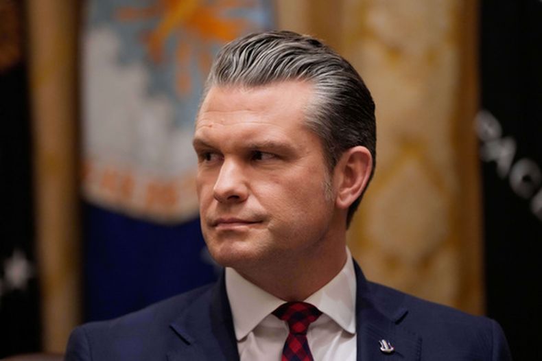 El secretario de Defensa de Estados Unidos, Pete Hegseth escucha hablar al presidente Donald Trump en una reunión del gabinete en la Casa Blanca, el martes 2 de diciembre de 2025, en Washington. (AP Foto/Julia Demaree Nikhinson)