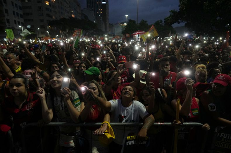 Simpatizantes del presidente brasileño Luiz Inacio Lula da Silva, que se postula para la reelección, ven el espectáculo del cantante Caetano Veloso en un mitin, una semana antes de la segunda vuelta de la elección presidencial en Río de Janeiro, Brasil, el domingo 18 de octubre de 2026. (AP Foto/Silvia Izquierdo)