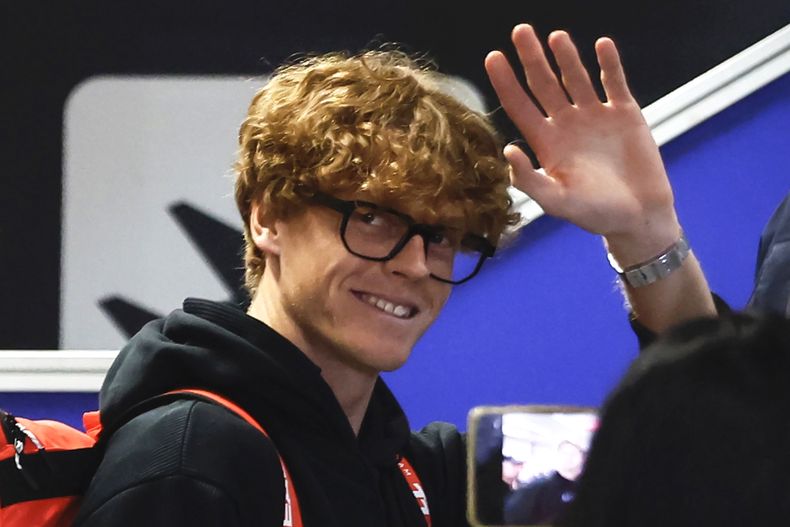 El flamante campeón del Abierto de Australia Jannik Sinner saluda a su llegada al aeropuerto Leonardo da Vinci en Fiumicino, Italia, el martes 20 de enero de 2024.(Cecilia Fabiano/LaPresse vía AP)