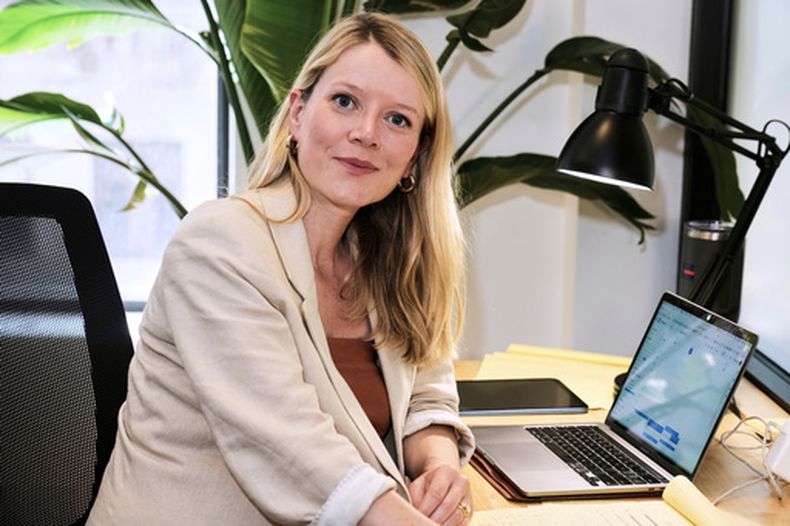 ARCHIVO - Jane Ferguson, fundadora de Noosphere, en la oficina del sitio web, en Nueva York, el miércoles 25 de junio de 2025. (Foto AP/Richard Drew, archivo)