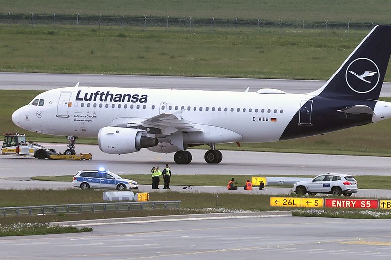 Activistas climáticos protestan en un acceso a la pista del aeropuerto de Múnich, Alemania, el 18 de mayo de 2024. (Karl-Josef Hildenbrand/dpa vía AP)