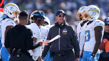 Jim Harbaugh, centro, entrenador en jefe de los Chargers de Los Ángeles, reacciona en la banda durante la primera mitad del partido de la NFL en contra de los Seahawks de Seattle, el domingo 4 de octubre de 2026, en Seattle. (AP Foto/Kevin Ng)