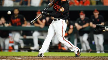 Orioles ganan 5-4 a Angelinos con un sencillo de Mancini