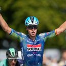 El belga Tim Merlier celebra al cruzar la línea de meta para ganar la octava etapa de la carrera ciclista del Tour de Francia, con inicio en Périgueux y meta en Bergerac, Francia, el sábado 11 de julio de 2026. (Foto AP/Mosaab Elshamy)