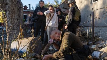 Un hombre llora junto al cuerpo de su abuela, muerta en un ataque aéreo ruso contra un vecindario residencial en Járkiv, Ucrania, el 2 de octubre de 2026. (AP Foto/Andrii Marienko)