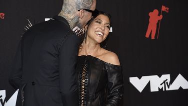 kourtney kardashian se compromete con baterista de blink-182