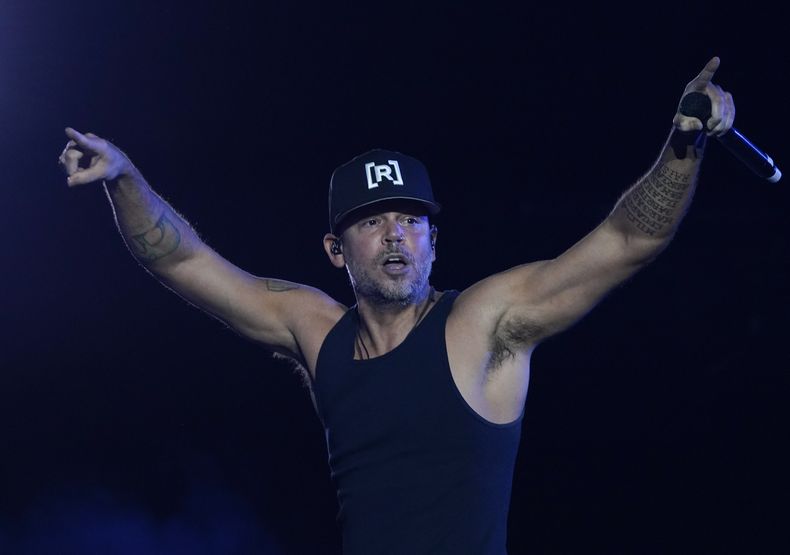 ARCHIVO - El cantautor René Perez Joglar Residente durante su concierto en la 22a edición del Festival Vive Latino en la Ciudad de México el 20 de marzo de 2022. Residente lanzó su álbum Las letras ya no importan el 22 de febrero de 2024. (Foto AP/Eduardo Verdugo, archivo)