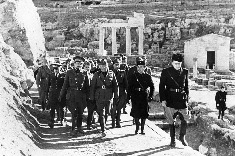 ARCHIVO - El dictador italiano Benito Mussolini, al centro, y el mariscal Italo Balbo, gobernador de Libia, izquierda, inspeccionan las excavaciones de los restos históricos en Cirene, el 16 de marzo de 1937, en Libia. (AP Foto, archivo)