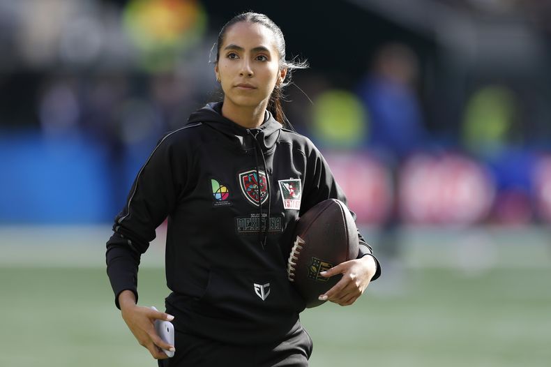 ARCHIVO - Foto del 9 de octubre del 2022, la quarterback de la selección mexicana de fútbol bandera Diana Flores observa antes del encuentro de los Packers de Green Bay y los Giants de Nueva York en Londres. (AP Foto/Steve Luciano, Archivo)