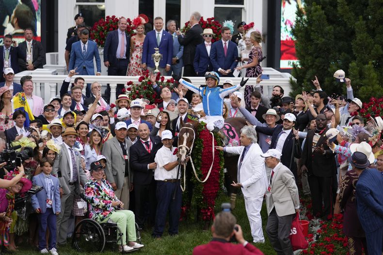 En foto del 6 de mayo del 2023, Javier Castellano montando a Mage reacciona en el círculo de ganadores tras ganar la 149ma edición del Derby de Kentucky en Churchill Downs. El viernes 12 de mayo del 2023, el copropietario de Mage anuncia que participará en Preakness. (AP Foto/Jeff Roberson)