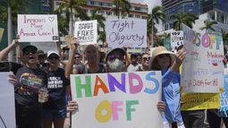 Manifestantes llevan carteles y corean consignas en protesta contra las políticas del presidente Donald Trump y Elon Musk el sábado 5 de abril de 2025, en Miami. (AP Foto/Marta Lavandier)