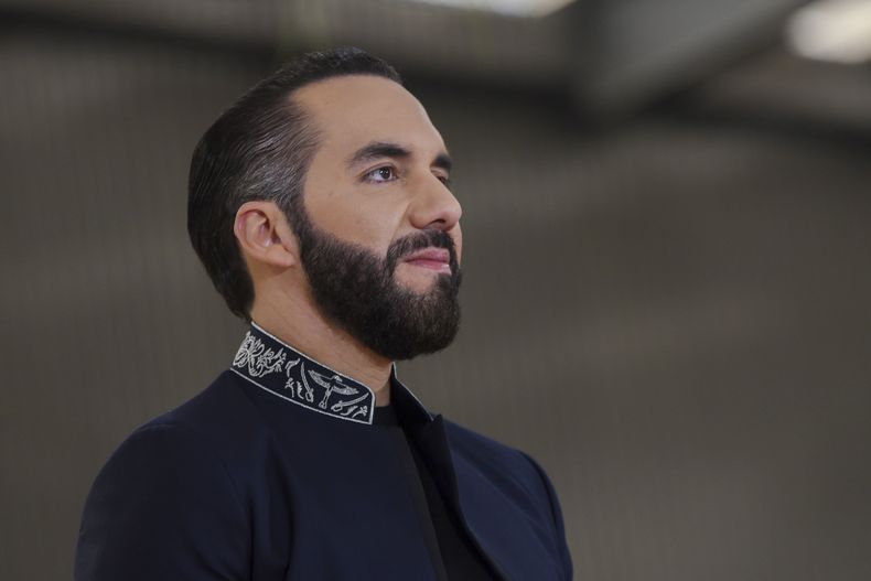 El presidente de El Salvador, Nayib Bukele, sube al podio antes de recibir el máximo honor de Costa Rica de manos del presidente Rodrigo Chaves en el Palacio Presidencial en San José, Costa Rica, el lunes 11 de noviembre de 2024. Sin estudios técnicos sobre el impacto ambiental y pese a la oposición de diversos sectores, entre ellos la Iglesia Católica, el Congreso salvadoreño aprobó el lunes 23 de diciembre de 2024 la Ley General de Minería Metálica, una propuesta del presidente Nayib Bukele. (Foto AP/José Díaz)