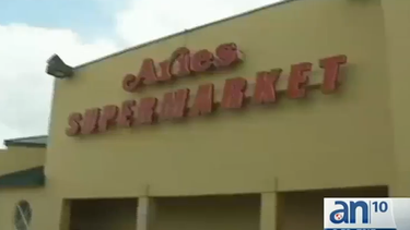 americateve | La decidida intervención de una empleada y varios clientes de un mercado de Hialeah frustró un intento de robo.