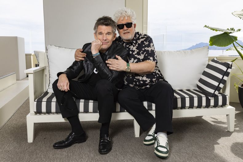 Ethan Hawke, izquierda, y el director Pedro Almodóvar posan para promover el corto Extraña forma de vida en la 76a edición del festival internacional de cine de Cannes, en el sur de Francia, el jueves 18 de mayo de 2023. (Foto Joel C Ryan/Invision/AP)
