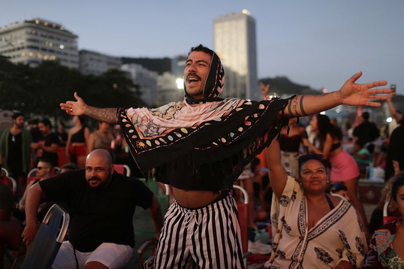 Un fan ovaciona mientras espera el inicio del concierto gratuito de Lady Gaga en la playa de Copacabana en Río de Janeiro, el sábado 3 de mayo de 2025. (Foto AP/Bruna Prado)