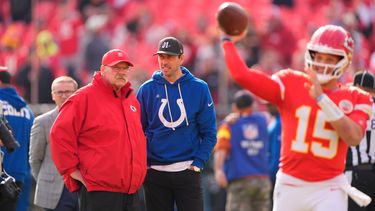El entrenador Andy Reid (izquierda) de los Chiefs de Kansas City y Shane Steichen, su contraparte de los Colts de Indianápolis, charlan mientras el quarterback Patrick Mahomes (15) se apresta para un partido de la NFL, el domingo 23 de noviembre de 2025, en Kansas City, Missouri. (AP Foto/Charlie Riedel)