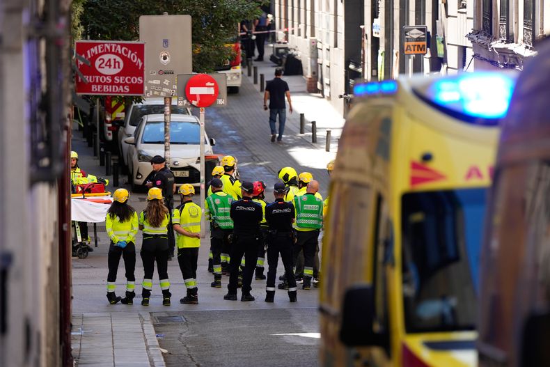 Personal de emergencia responde a la escena del derrumbe de un edificio en Madrid, España, el martes 7 de octubre de 2025. (AP Foto/Manu Fernández)
