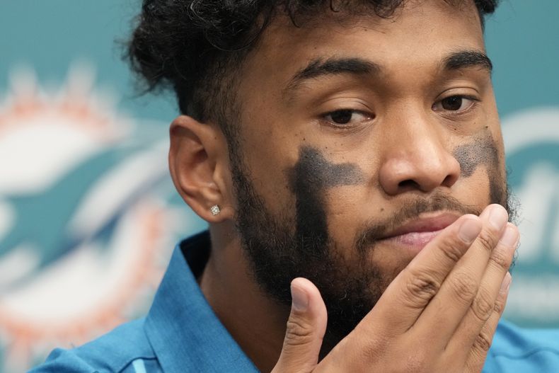 Tua Tagovailoa, quarterback de los Dolphins de Miami, escucha una pregunta en una conferencia de prensa el martes 12 de diciembre de 2023 (AP Foto/Rebecca Blackwell)