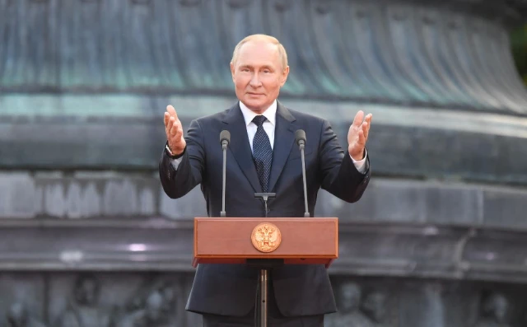 El presidente ruso Vladimir Putin pronuncia un discurso durante un acto para conmemorar el 1160º aniversario de la creación del Estado ruso en Veliky Novgorod el 21 de septiembre de 2022. (Foto de Ilya PITALEV / SPUTNIK / AFP