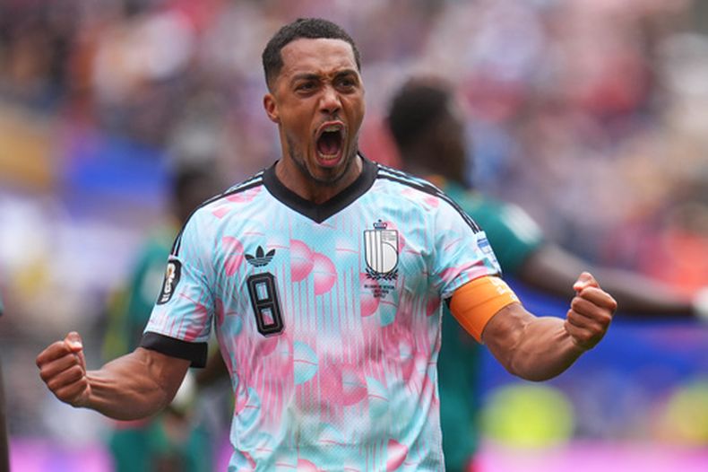 El belga Youri Tielemans (8) celebra después de anotar el segundo gol de su equipo durante el partido ante Senegal por los dieciseisavos de final del Mundial, el miércoles 1 de julio de 2026, en Seattle. (AP Foto/Manu Fernandez)