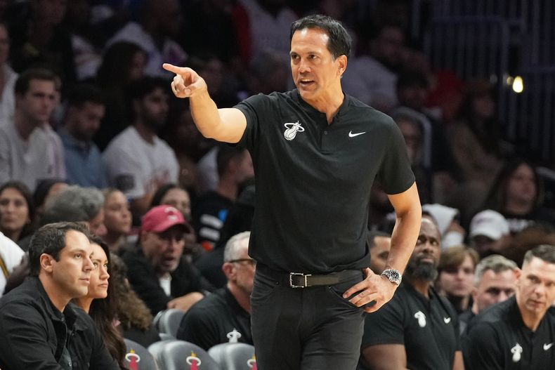 El entrenador del Heat de Miami Erik Spoelstra hace un gesto en el encuentro ante los Cavaliers de Cleveland el lunes 10 de noviembre del 2025. (AP Foto/Marta Lavandier)