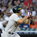 Ryan Noda de los Atléticos de Oakland observa su remolcador sencillo en la décima entrada frente a los Tigres de Detroit el martes 4 de julio del 2023. (AP Foto/Duane Burleson)