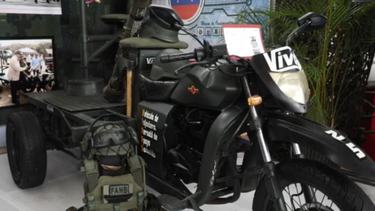 el regimen de maduro presento una estrafalaria arma para la represion urbana: un triciclo con ametralladora
